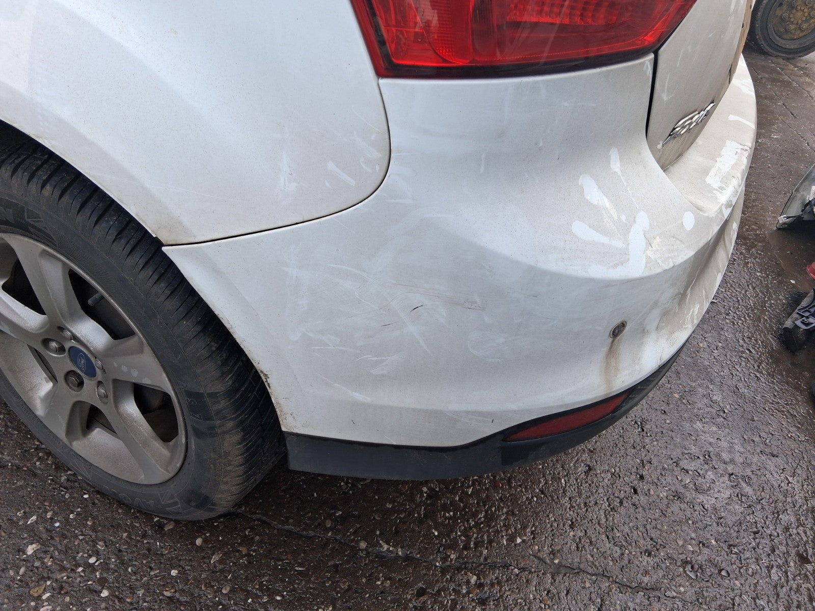 2013 FORD FOCUS MK3 HATCHBACK REAR COMPLETE BUMPER WITH SENSORS FROZEN WHITE Z2