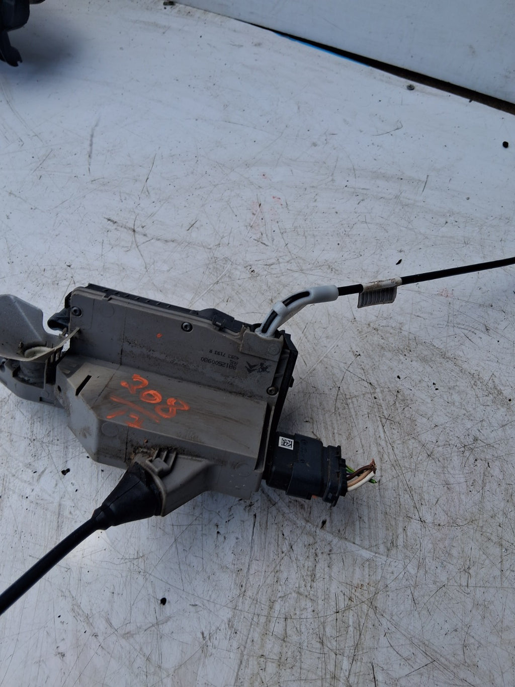 2017 PEUGEOT 208 FRONT DOOR LOCK MECHANISM AND HANDLE 9812500980