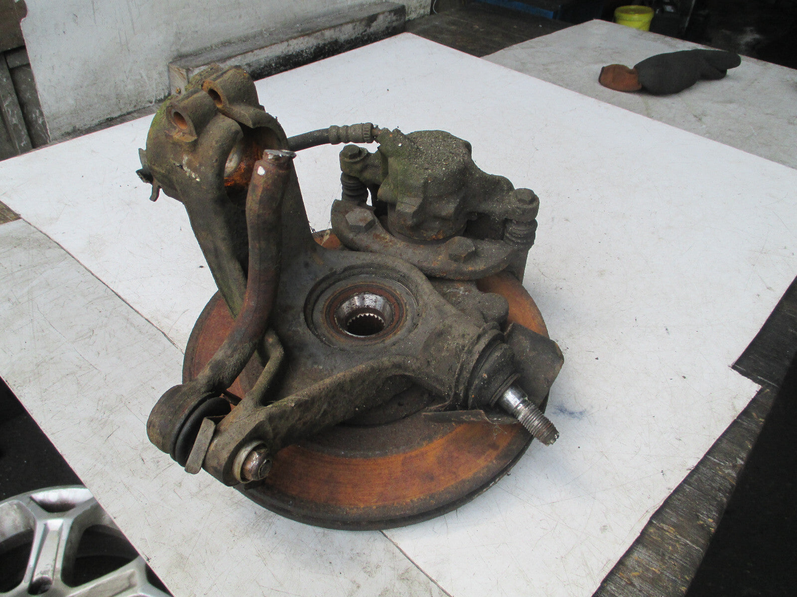 PEUGEOT 405 1997 1.9 TDI NSF PASSENGER FRONT BRAKE CALIPER HUB SHOCK SPRING