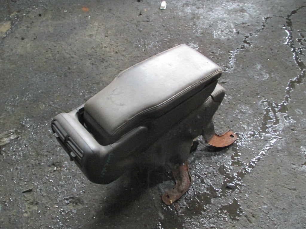 LINCOLN TOWN CAR LIMOUSINE 2006 CENTRE CONSOLE ARM REST STORAGE BOX COMPARTMENT