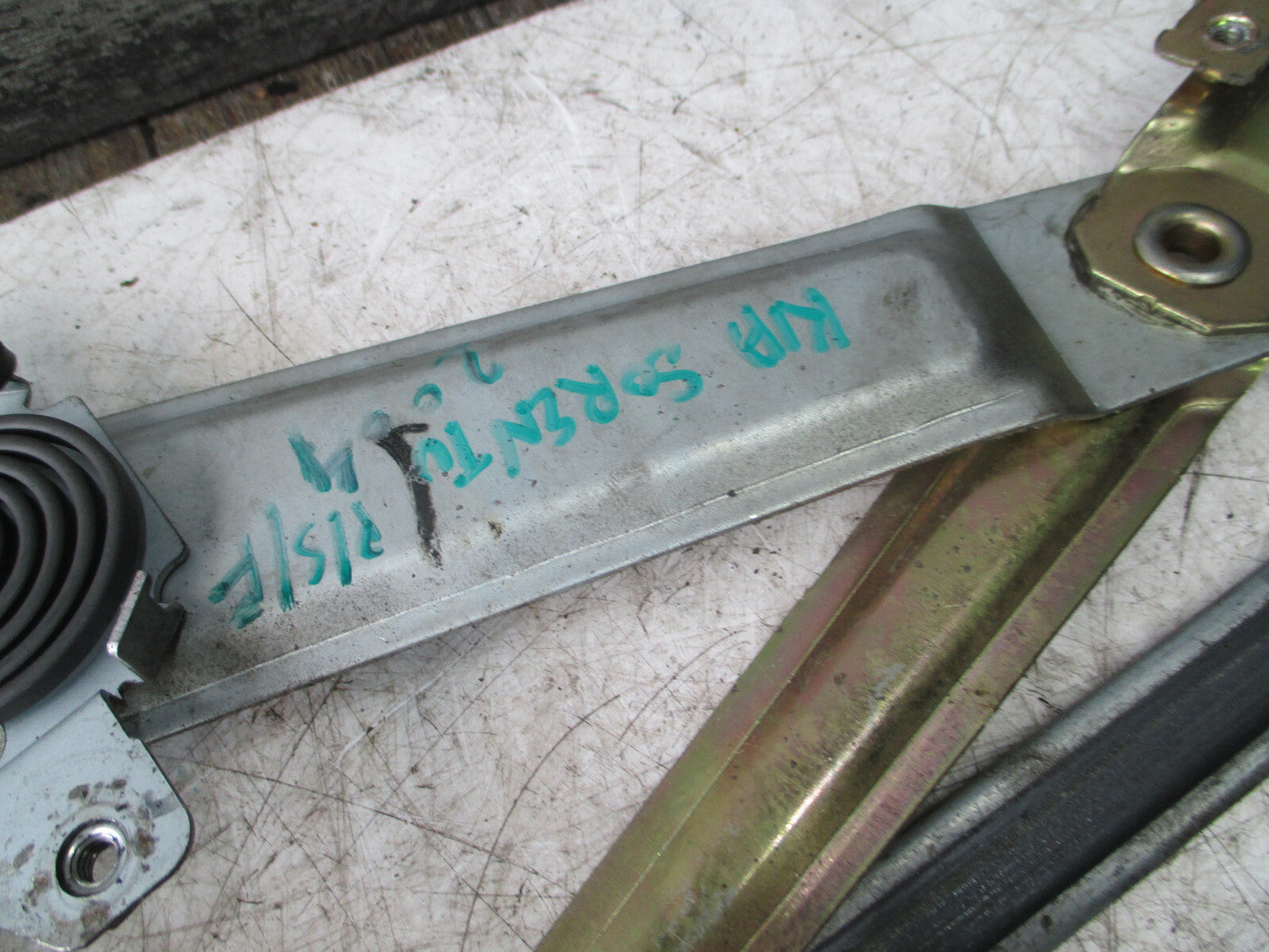KIA SEDONA MK1 2004 NSF PASSENGER SIDE FRONT DOOR WINDOW MOTOR REGULATOR