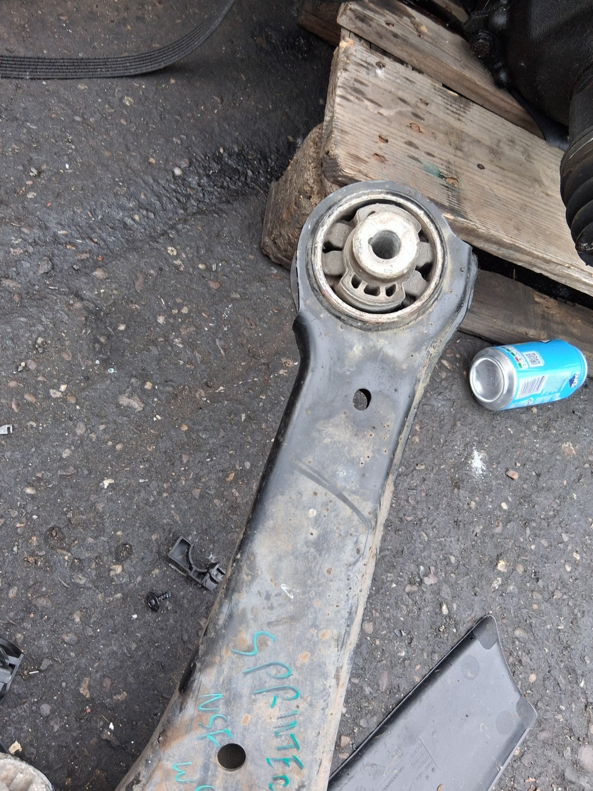 2021 MERCEDES BENZ SPRINTER W907 NSF PASSENGER FRONT LEFT WISHBONE HUB