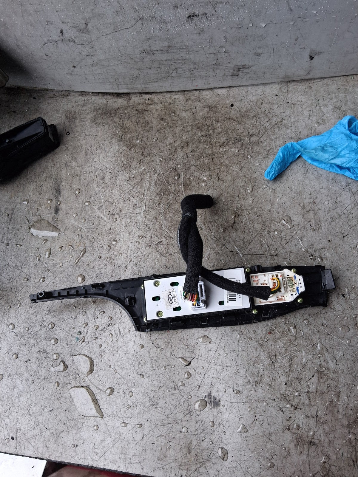 2013 HYUNDAI i40 OSF DRIVER SIDE FRONT WINDOW CONTROL SWITCH 93570-3Z050