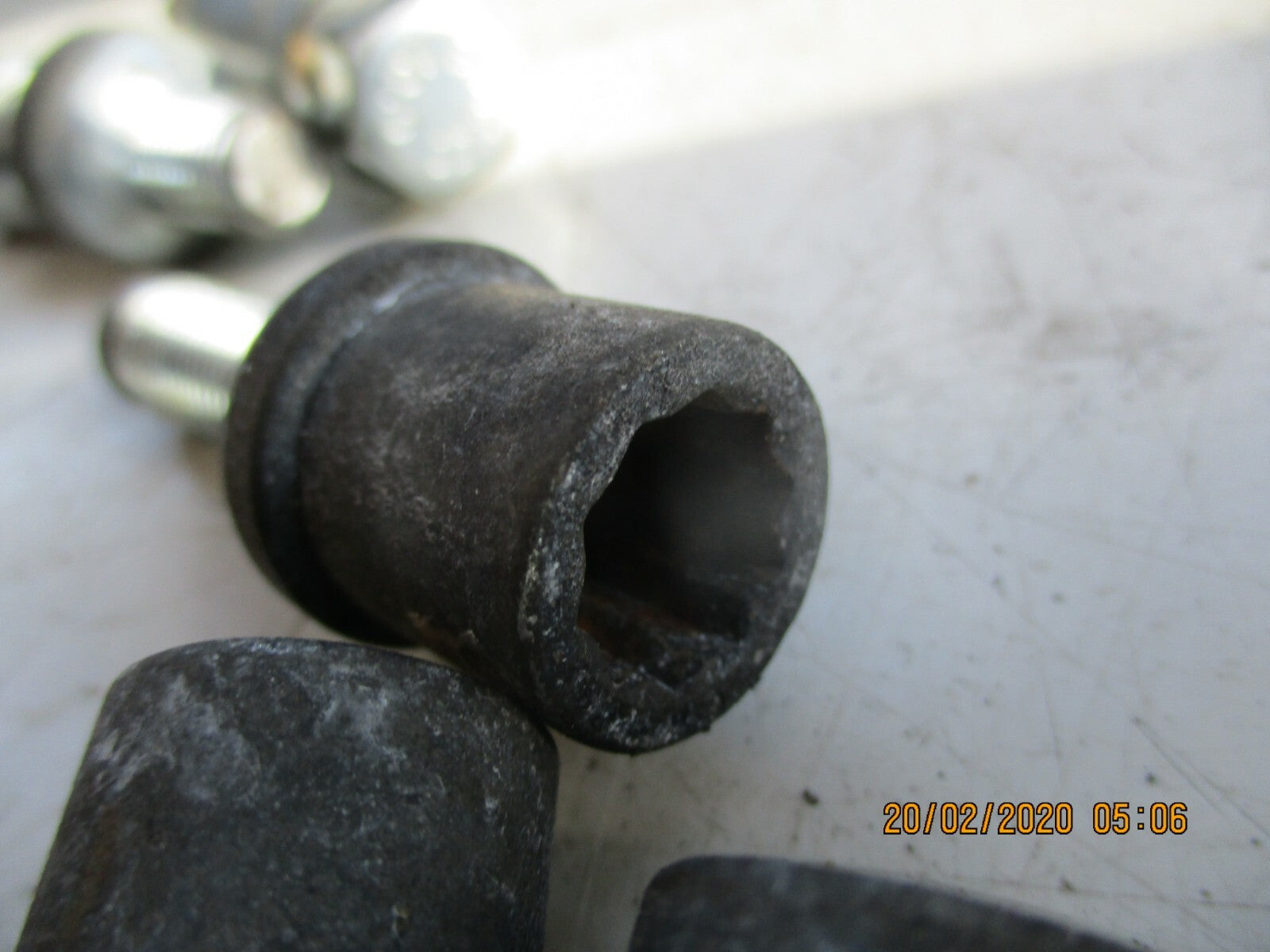 MERCEDES CLC CLASS CL203 2010 LOCKING WHEEL NUTS BOLTS x4 WITH KEY