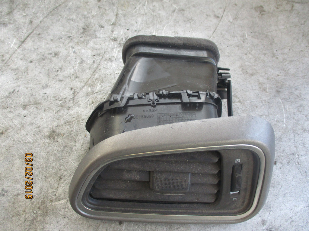 RENAULT KADJAR 2016 CENTRE DASHBOARD AIR VENTS 00209442 00209441 00189113 01