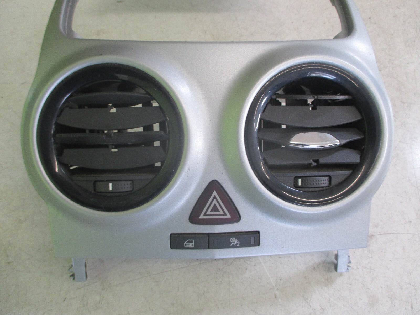VAUXHALL CORSA 2009 AIRVENT WITH SURROUND TRIM