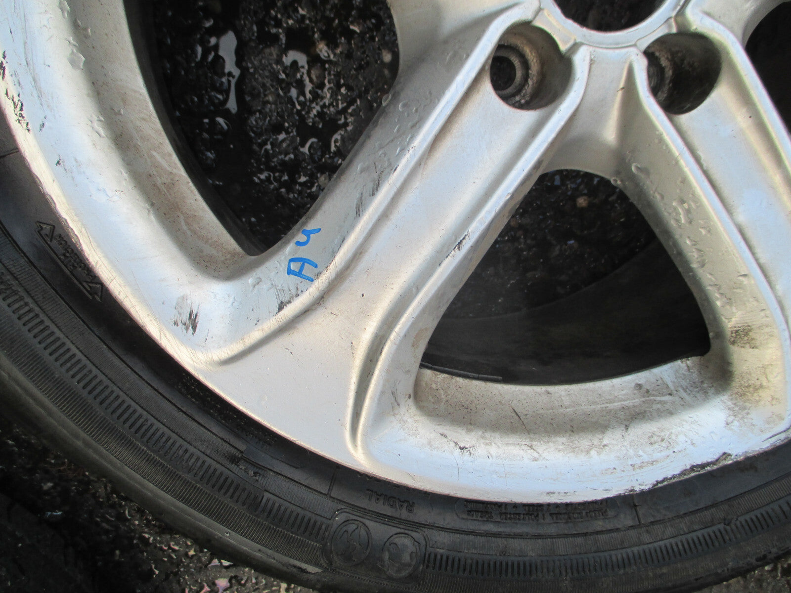AUDI A4 B8 2014 17 INCH 5 SPOKE ALLOY WHEEL 225/50R17 TYRE DAMAGED
