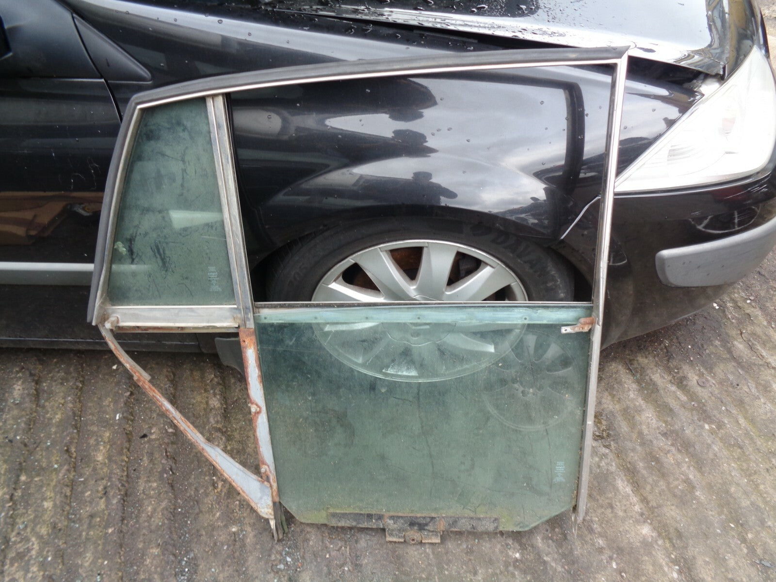 BMC AUSTIN LEYLAND MORRIS 420 FG 6 CYLINDER PETROL GLASS IN STEEL FRAME