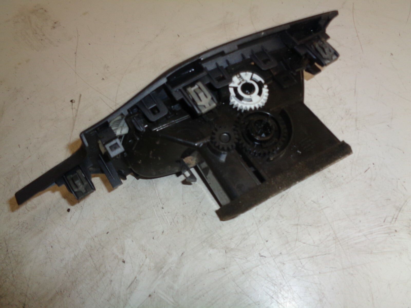 VAUXHALL CORSA E MK4 1.2 OS DRIVER SIDE DASH AIR GRILL VENT 13377948