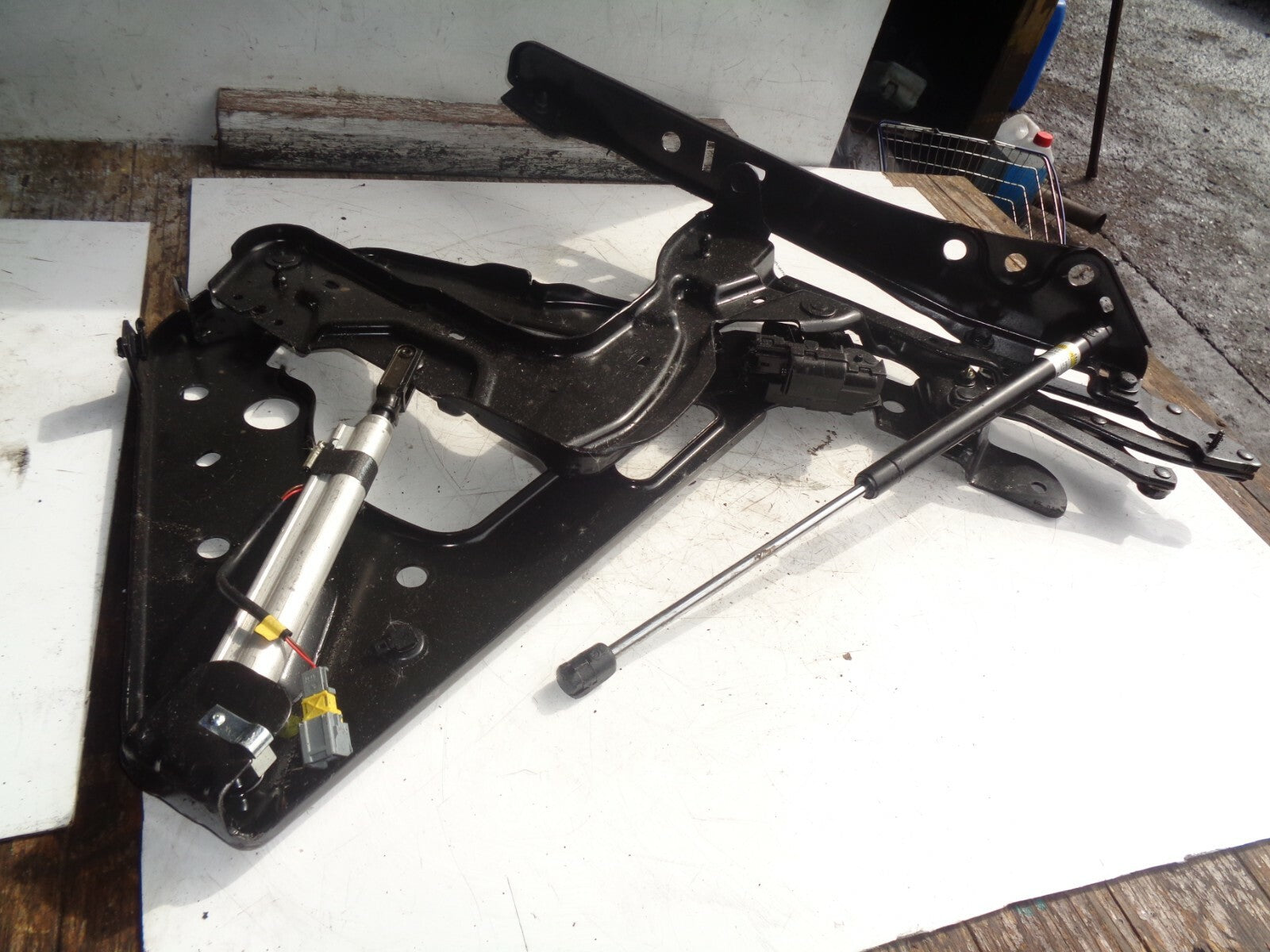 RENAULT MEGANE MK2 CC NEAR PASSENGER SIDE FRONT ROOF HINGE e84827755