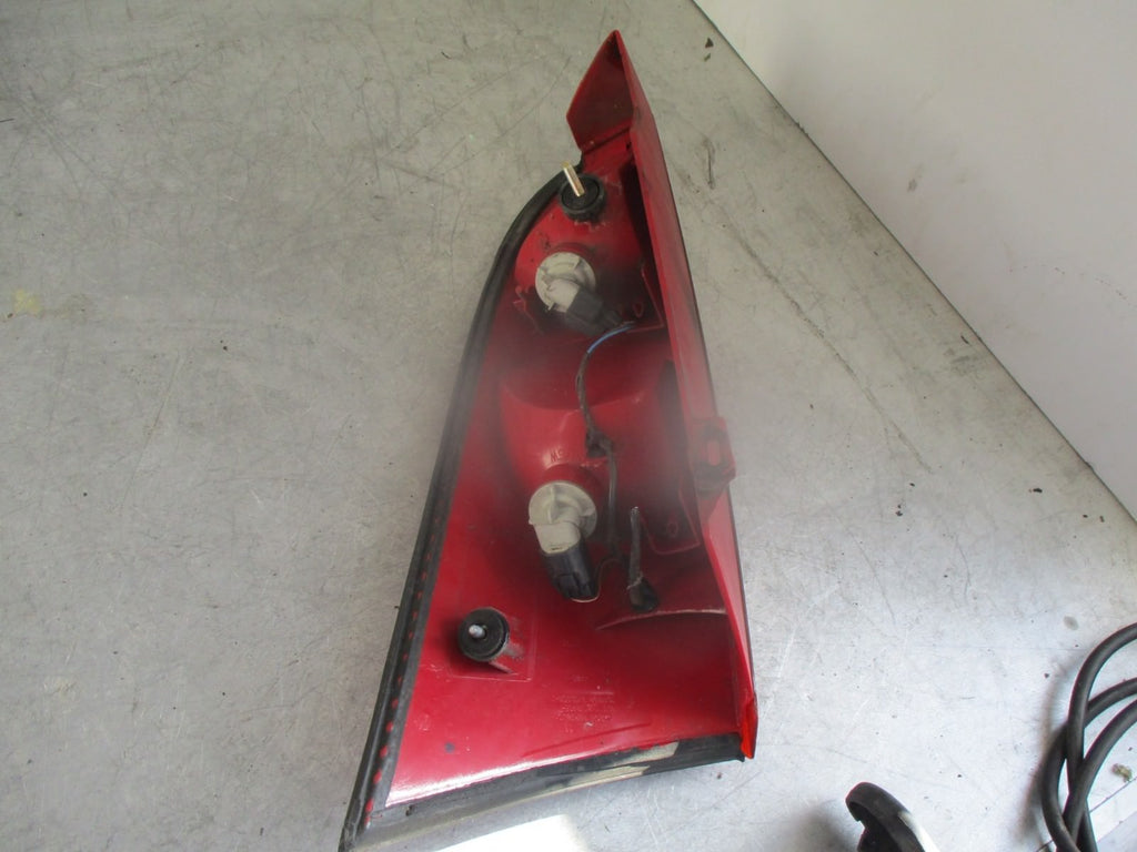 2002 FORD FOCUS FLIGHT 1.6 OSR DRIVERS SIDE REAR LIGHT TAIL LIGHT 1M5113405