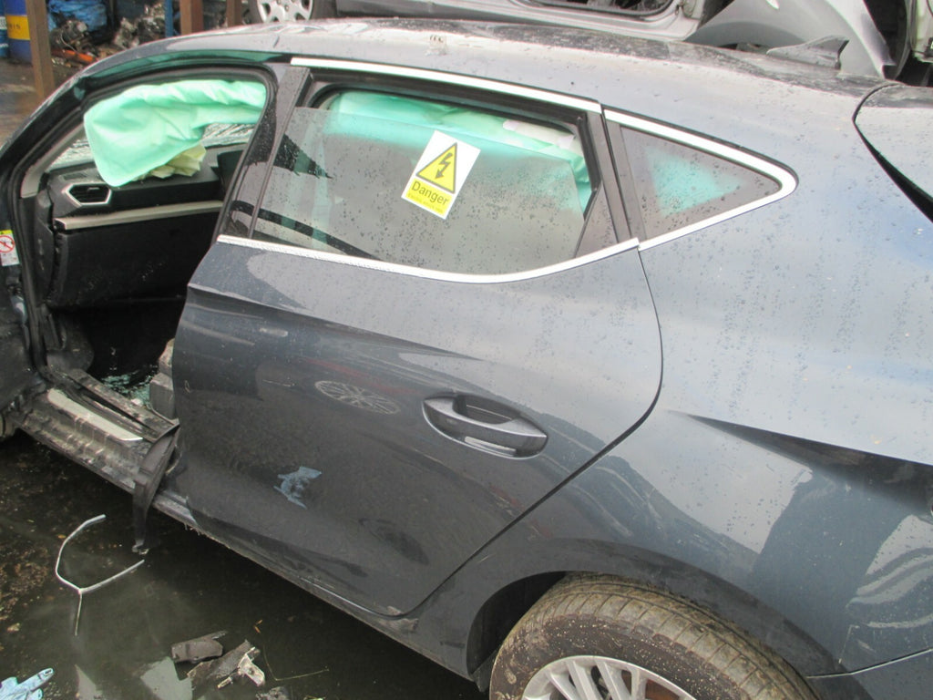 SEAT LEON 2021 MK4 NSR PASSENGER SIDE REAR DOOR COMPLETE GLASS REG LS7H GREY