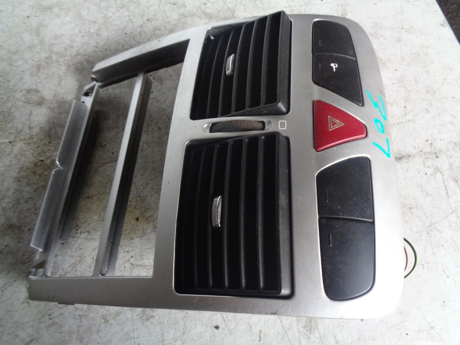 PEUGEOT 307 2007 CENTRE CONSOLE AIR VENT SURROUND TRIM HAZARD SWITCH M33906