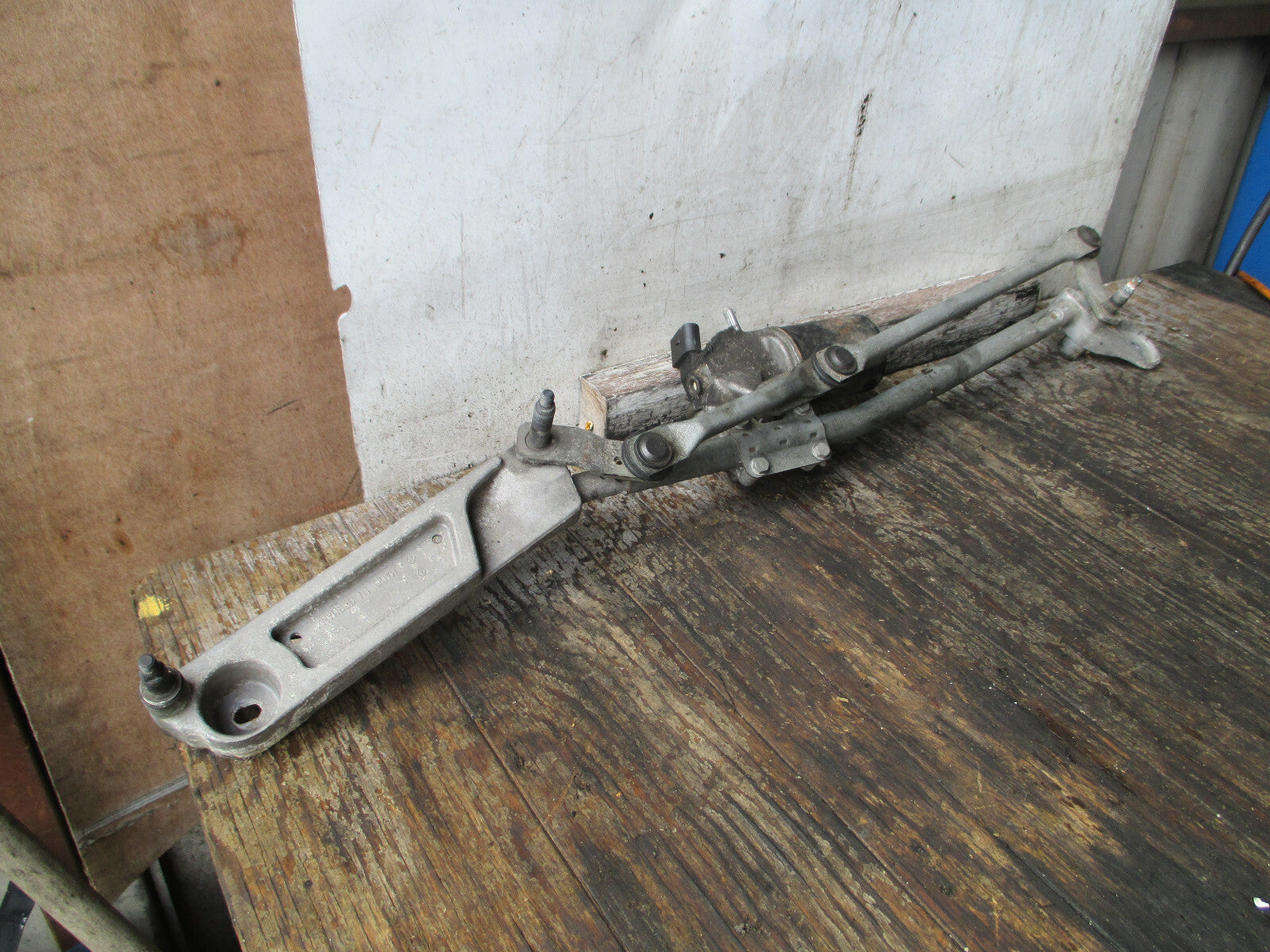 MERCEDES BENZ SLK R171 2010 FRONT WINDSCREEN WIPER MOTOR & LINKAGE A1718202342