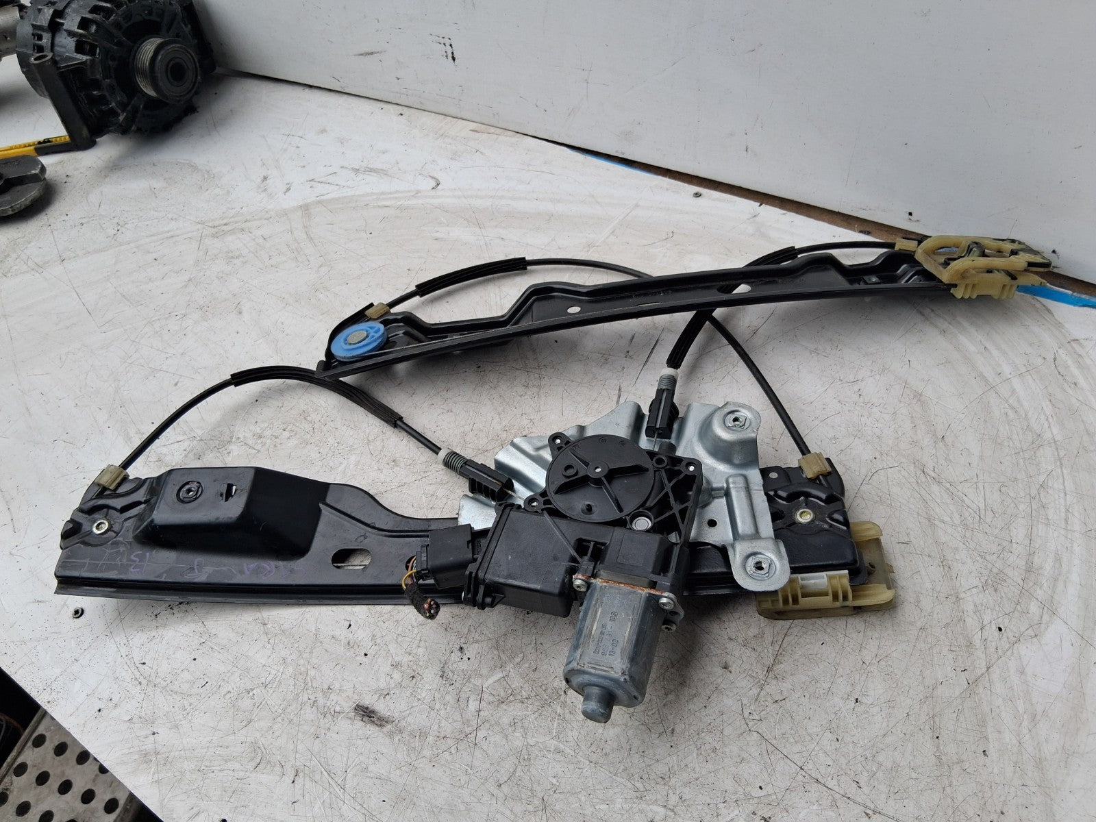 2013 VAUXHALL ASTRA J NSF PASSENGER FRONT LEFT WINDOW MOTOR REGULATOR 966435103