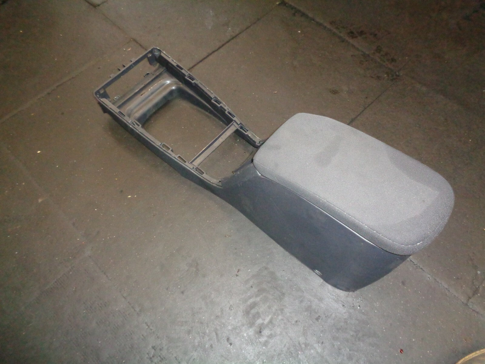 RENAULT MEGANE MK2 2008 HATCH CENTER CONSOLE WITH ARMREST 8200079091