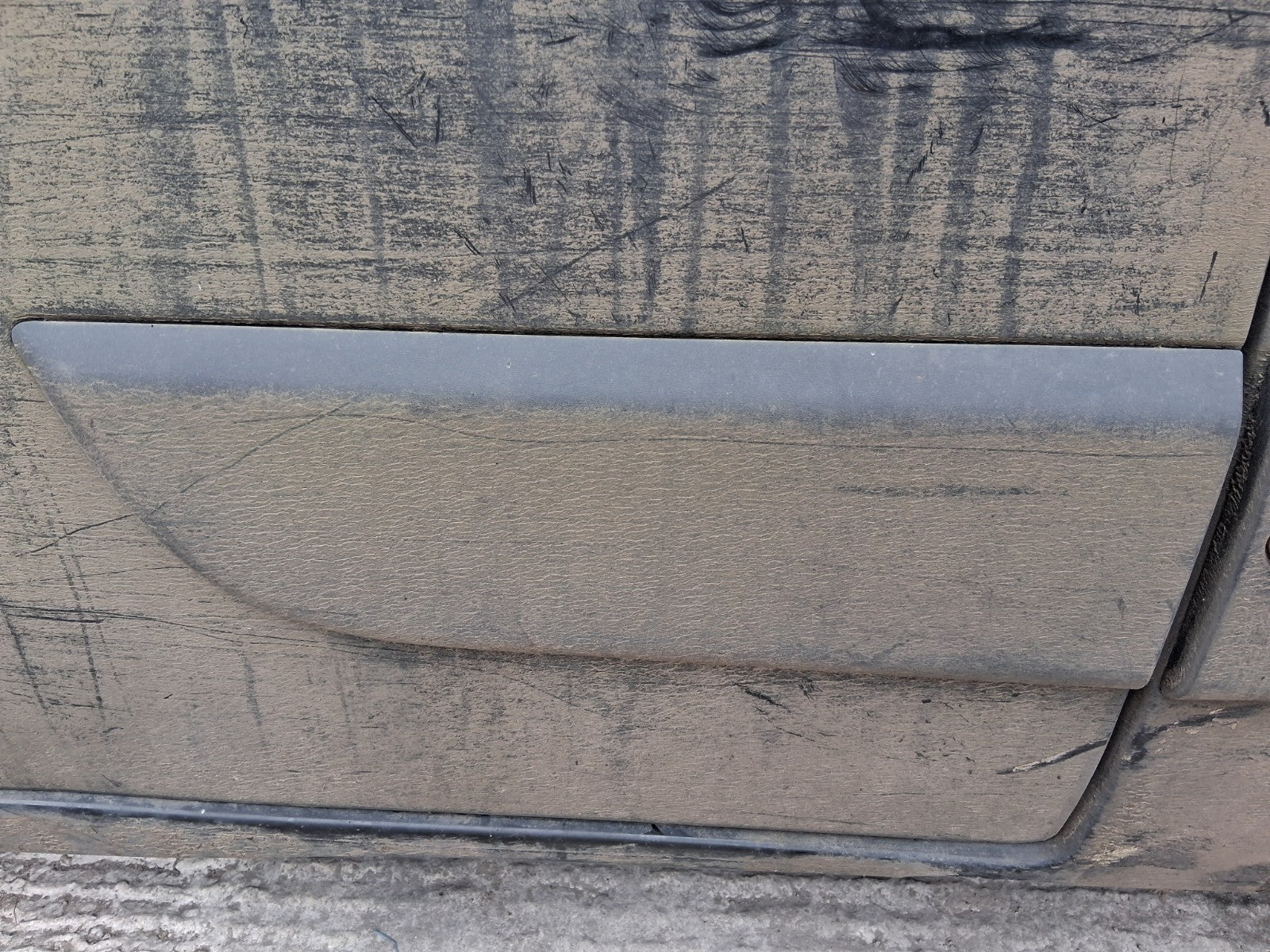 2021 NISSAN NV400 MK1 NSF PASSENGER SIDE FRONT LEFT DOOR TRIM MOULDING