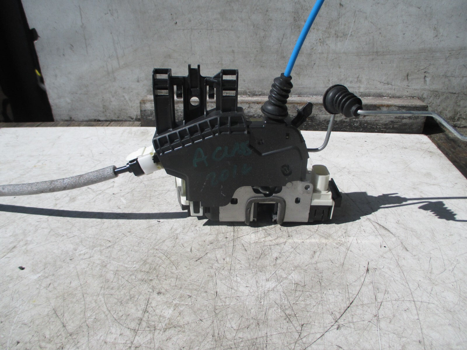 MERCEDES BENZ NS REAR SIDE DOOR LOCK A2047303635