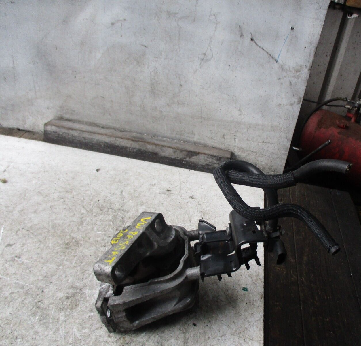 VW VOLKSWAGEN PASSAT 2013 ENGINE MOUNT 1K0131552N