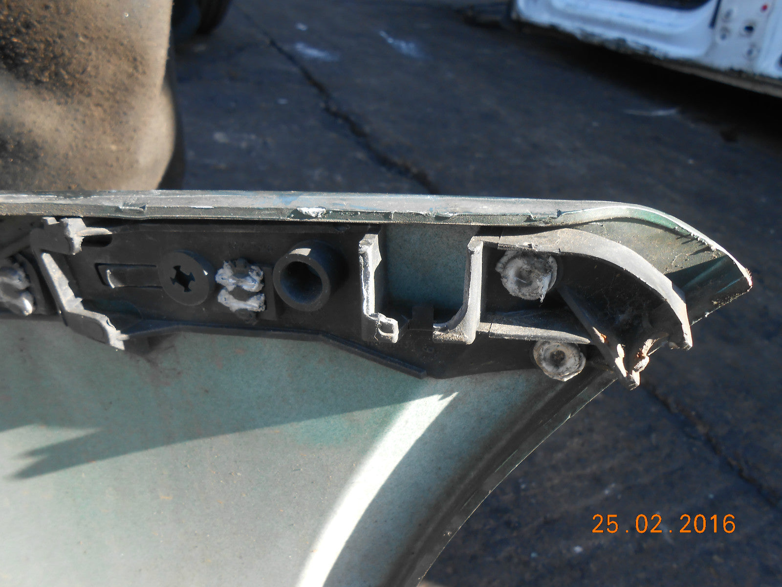 VAUXHALL VECTRA B 2001 FRONT BUMPER WITH GRILL GRILLES IN GREEN