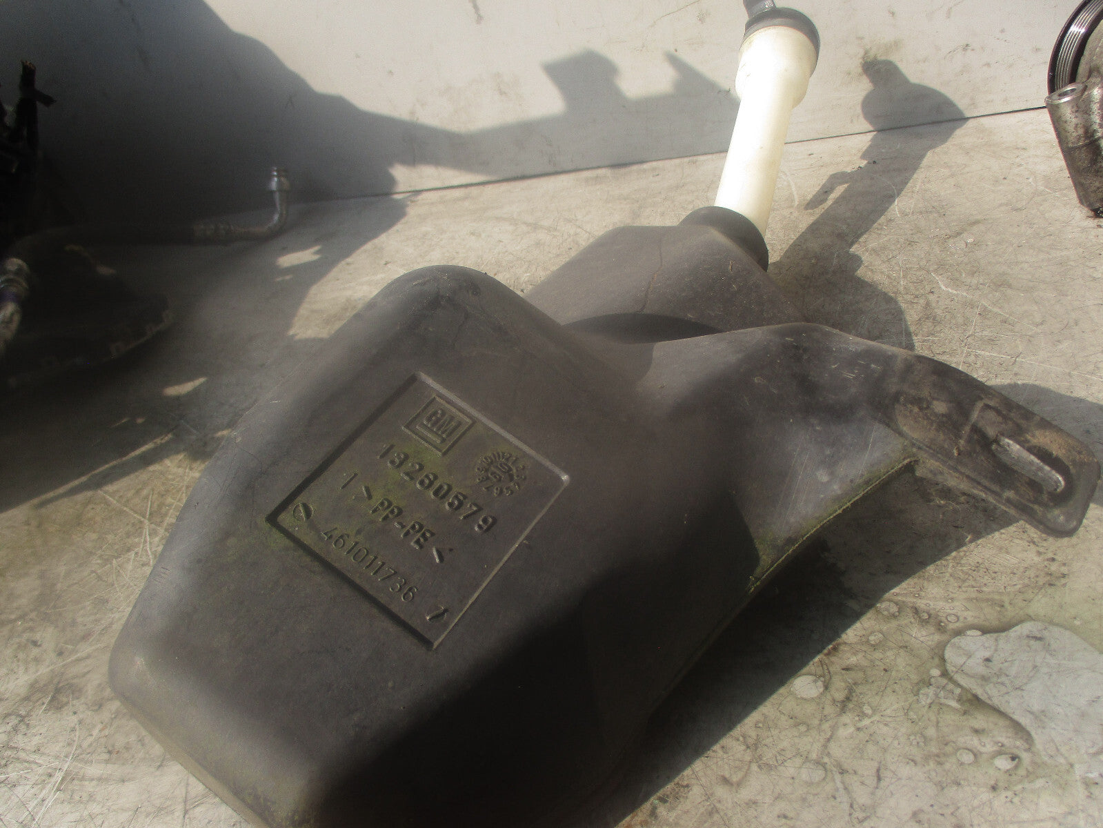 2009 CHEVROLET CRUZE WINDSCREEN WASHER BOTTLE AND PUMP 13260579