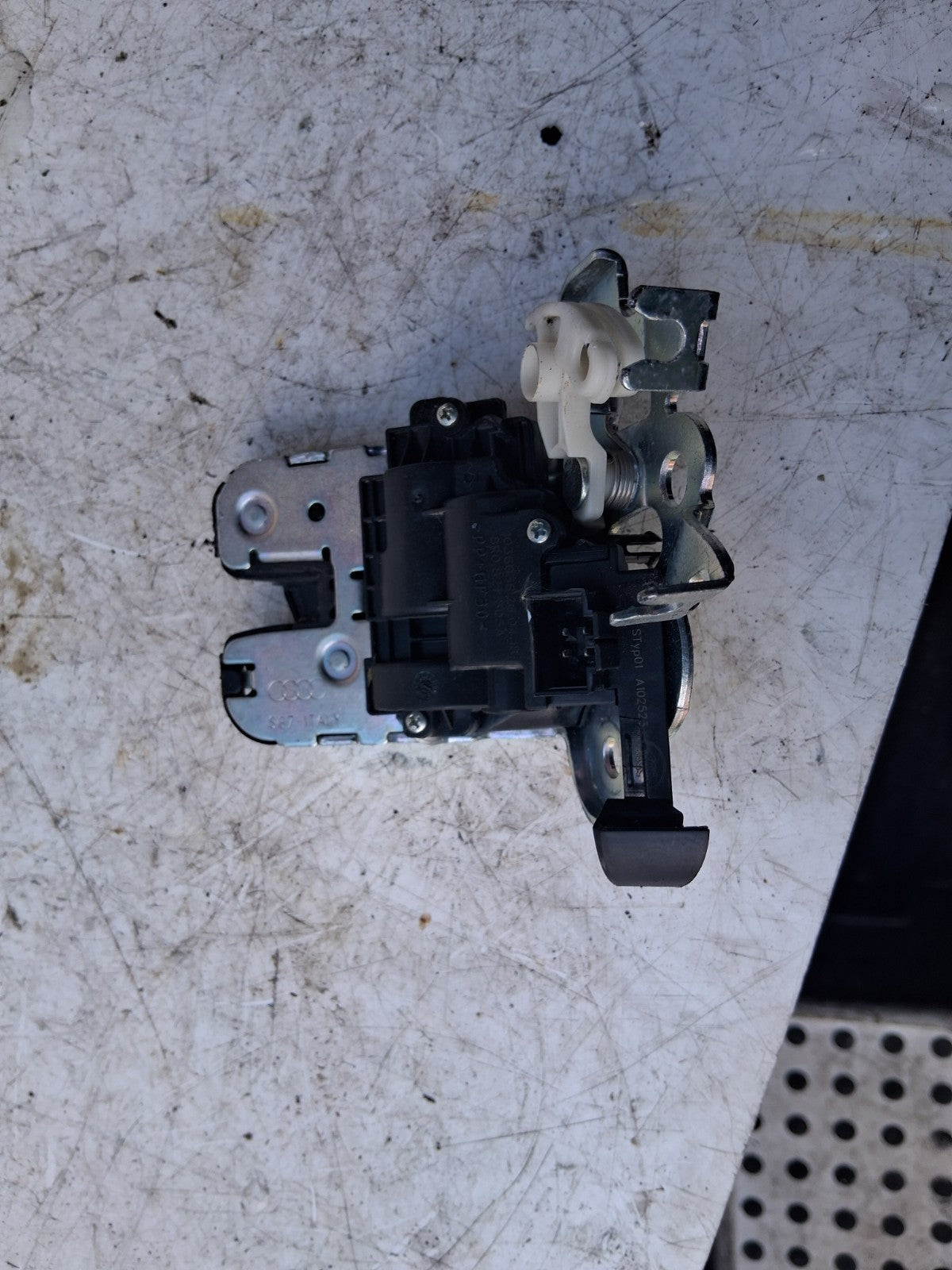 2017 AUDI A1 8X REAR BOOT LOCK 8R0827505A