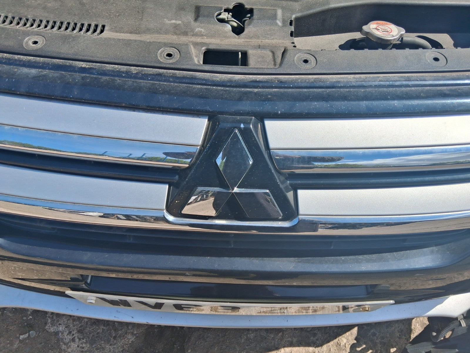 2018 MITSUBISHI OUTLANDER MK3 FACELIFT FRONT BUMPER RADIATOR GRILL BADGE CHROME