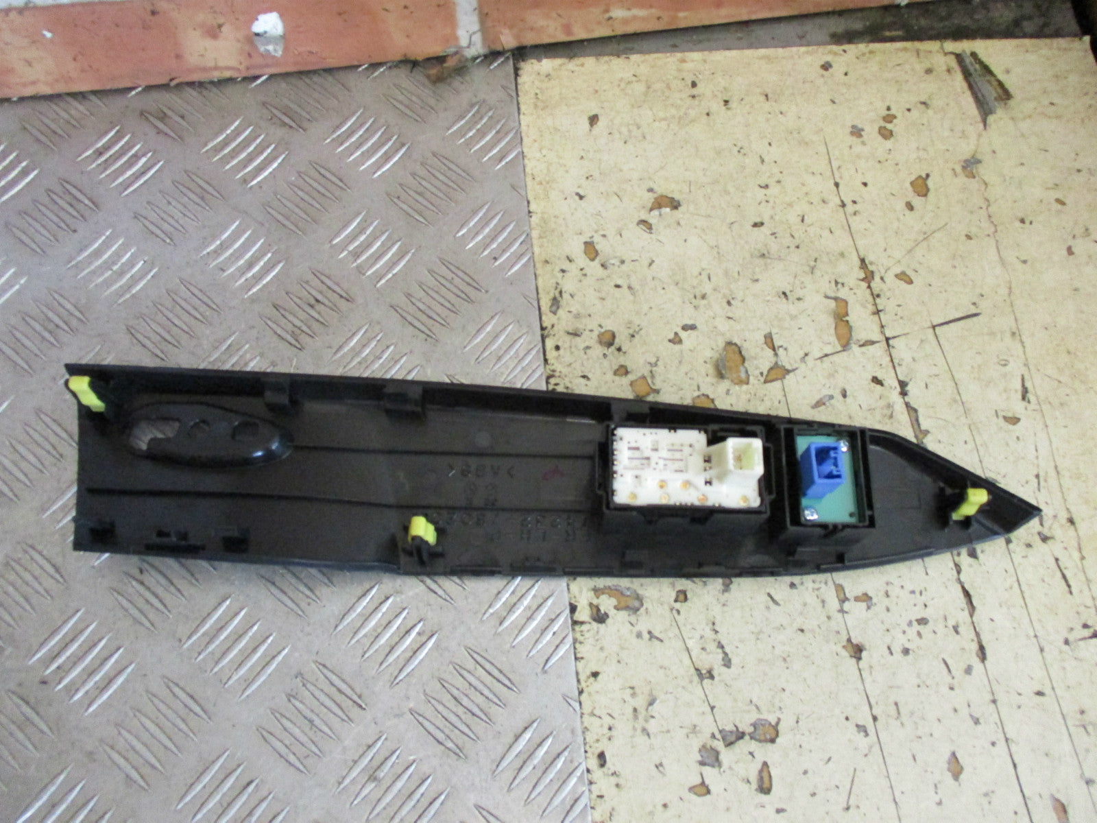 LEXUS CT200h 2014 NSF PASSENGER SIDE FRONT WINDOW SWITCH PANEL 74232-76020