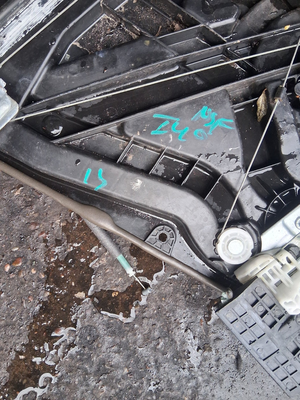 2013 HYUNDAI I40 NSF PASSENGER SIDE FRONT LEFT WINDOW MOTOR REGULATOR