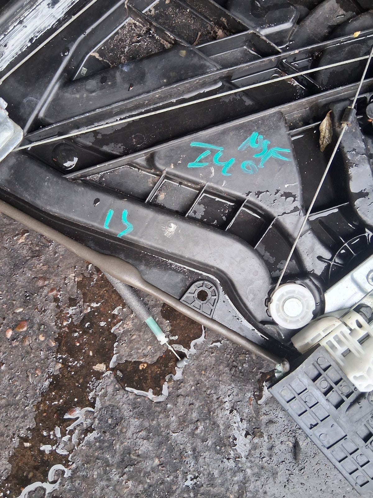 2013 HYUNDAI I40 NSF PASSENGER SIDE FRONT LEFT WINDOW MOTOR REGULATOR