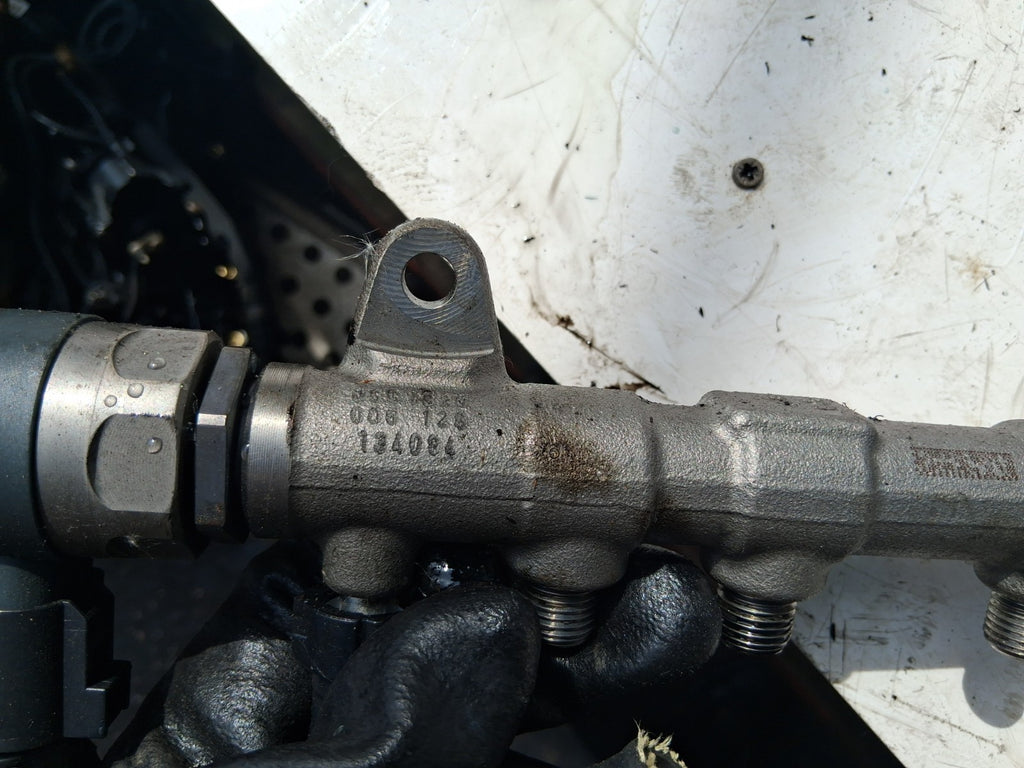 2018 BMW X1 F48 2.0 DIESEL INJECTOR FUEL RAIL