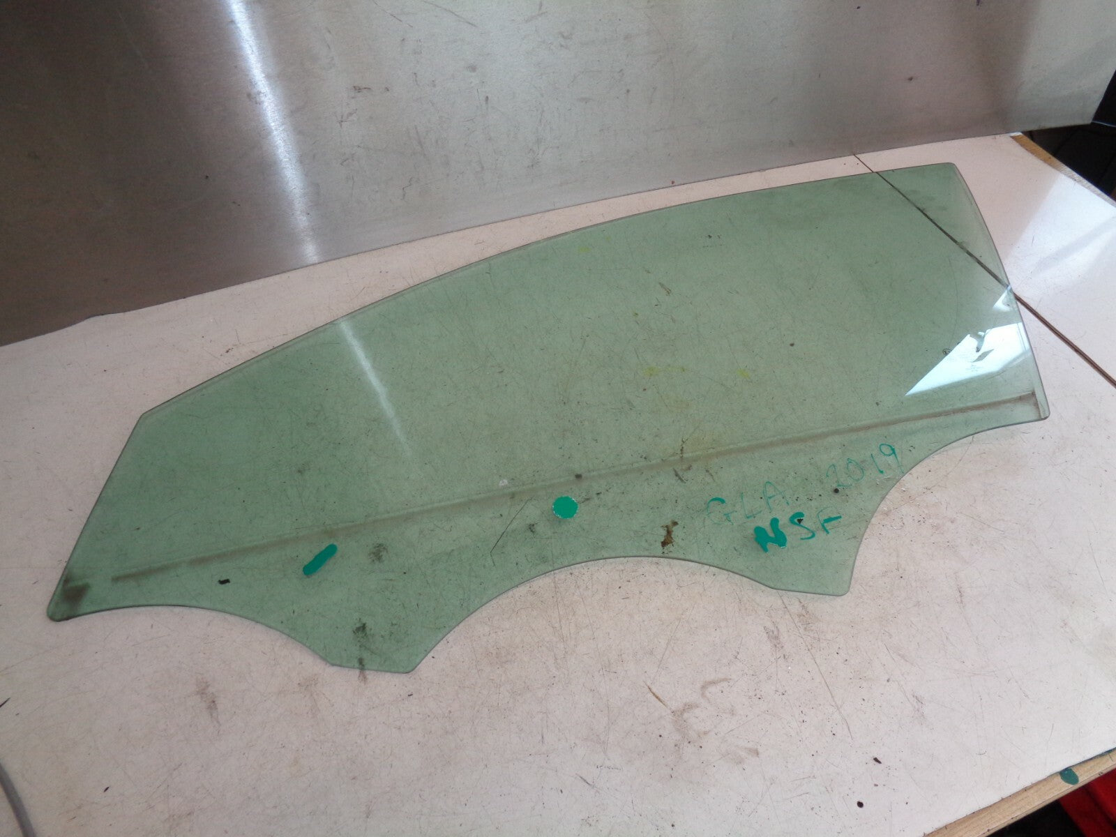 MERCEDES GLA MK1 X156 2019 NSF PASSENGER SIDE FRONT DOOR WINDOW GLASS PANE
