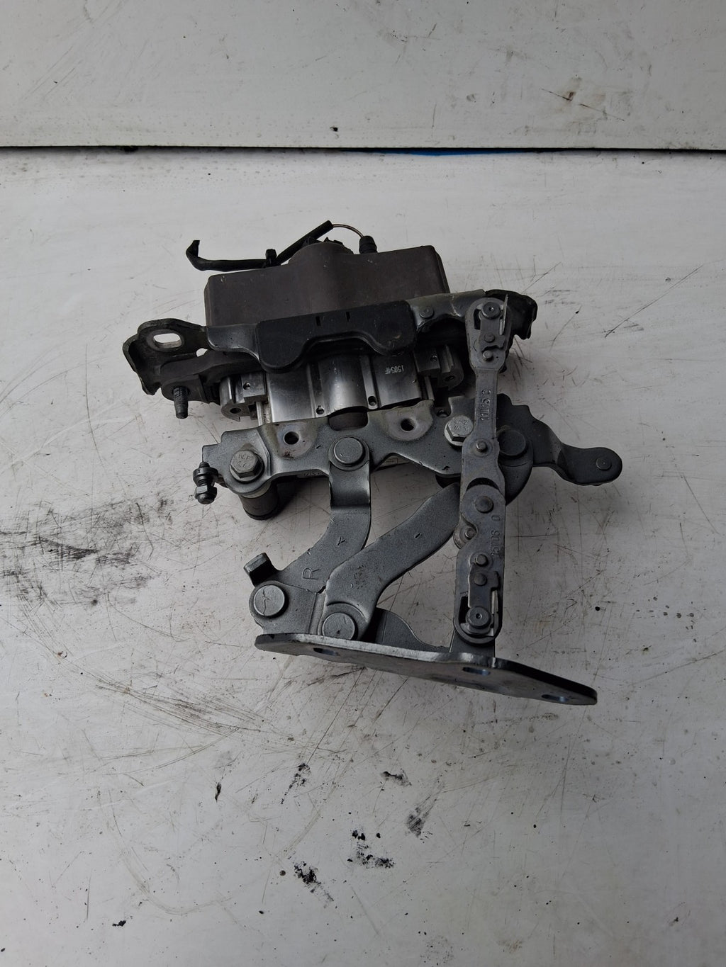 2015 MERCEDES BENZ C CLASS BONNET ACTUATOR FRONT A2129066301