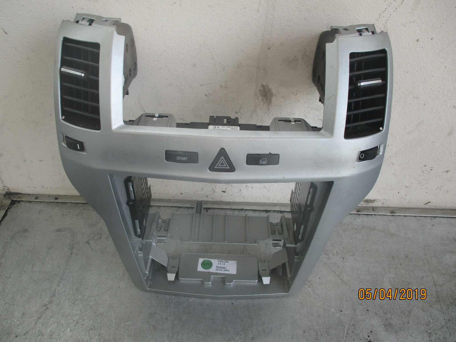 VAUXHALL ZAFIRA B 2009 STEREO PLASTIC TRIM SURROUND VENTS 13100107