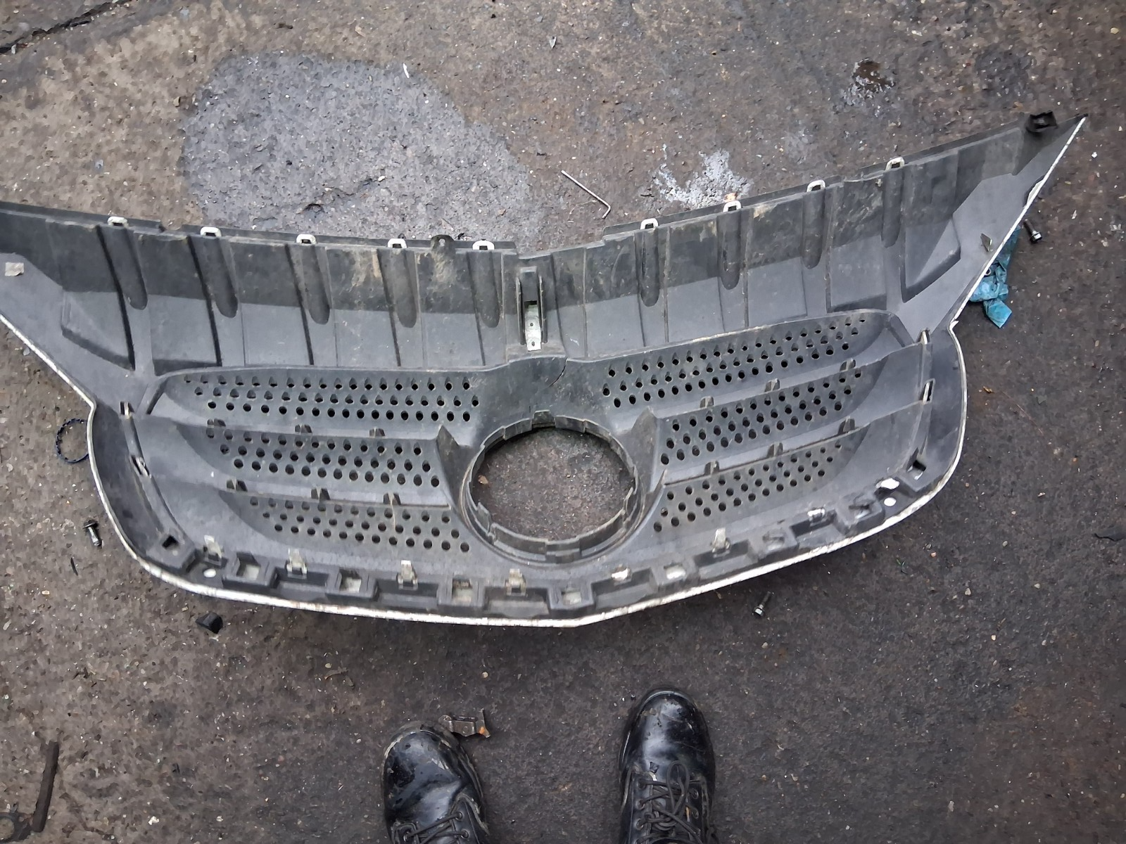 2015 MERCEDES CITAN FRONT BUMPER GRILL GRILLE WHITE 1202901X