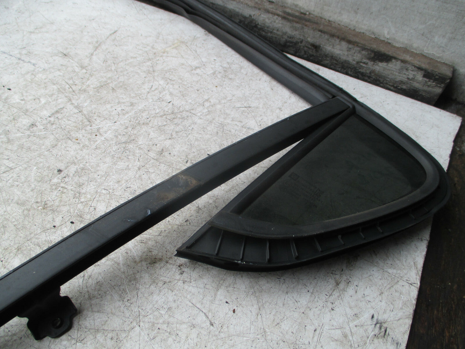 VAUXHALL VIVA 2018 NSR PASSENGER SIDE REAR DOOR QUARTER GLASS