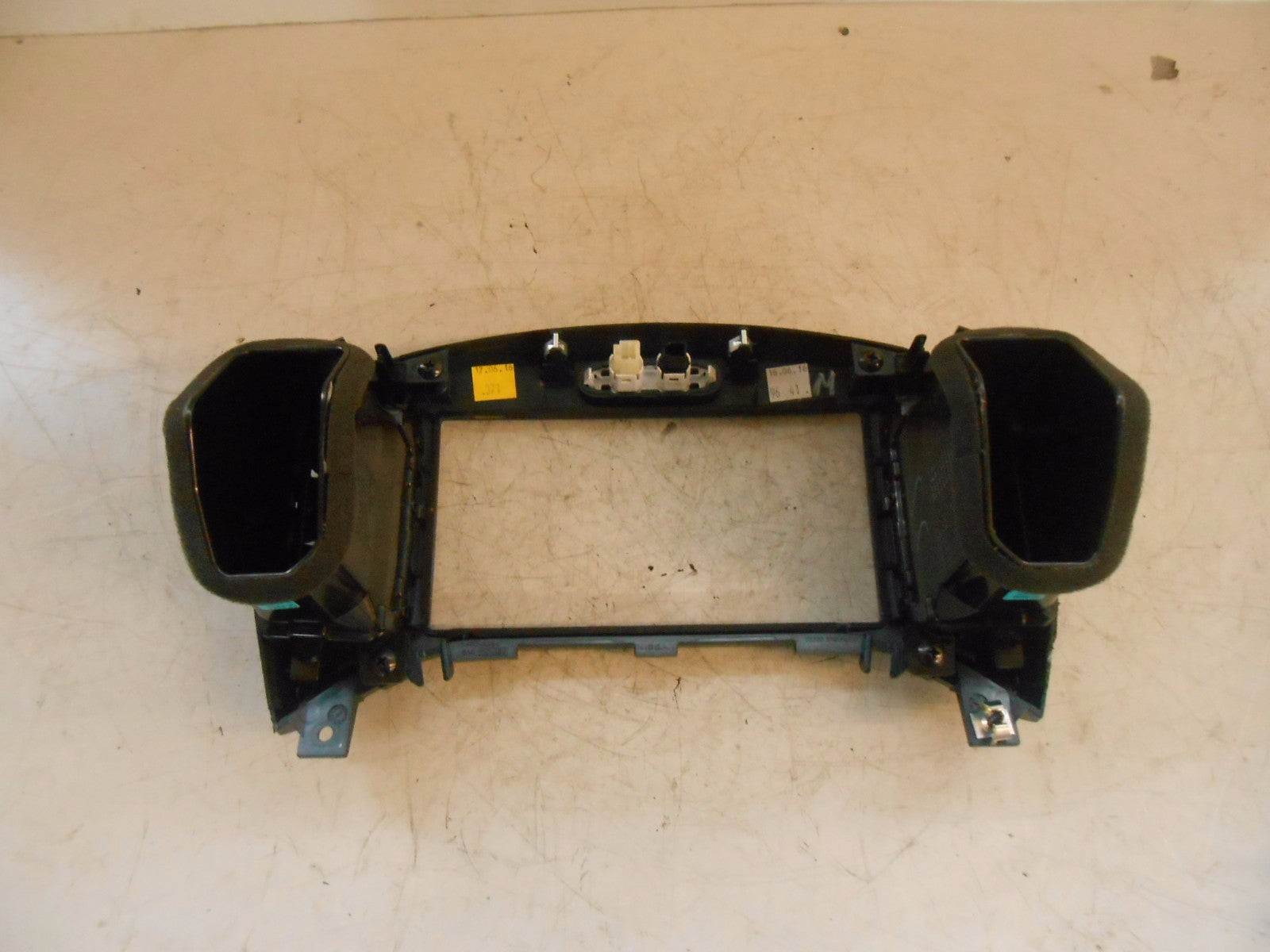 NISSAN JUKE F15 2016 LCN2 SAT NAV HEAD UNIT SURROUND TRIM & VENTS 68260BX80A