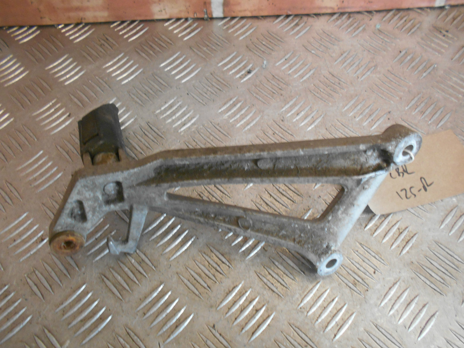 HONDA CBR125R CBR125R-4 2004 125 CC RIGHT SIDE REAR PILLION FOOT REST & HANGER