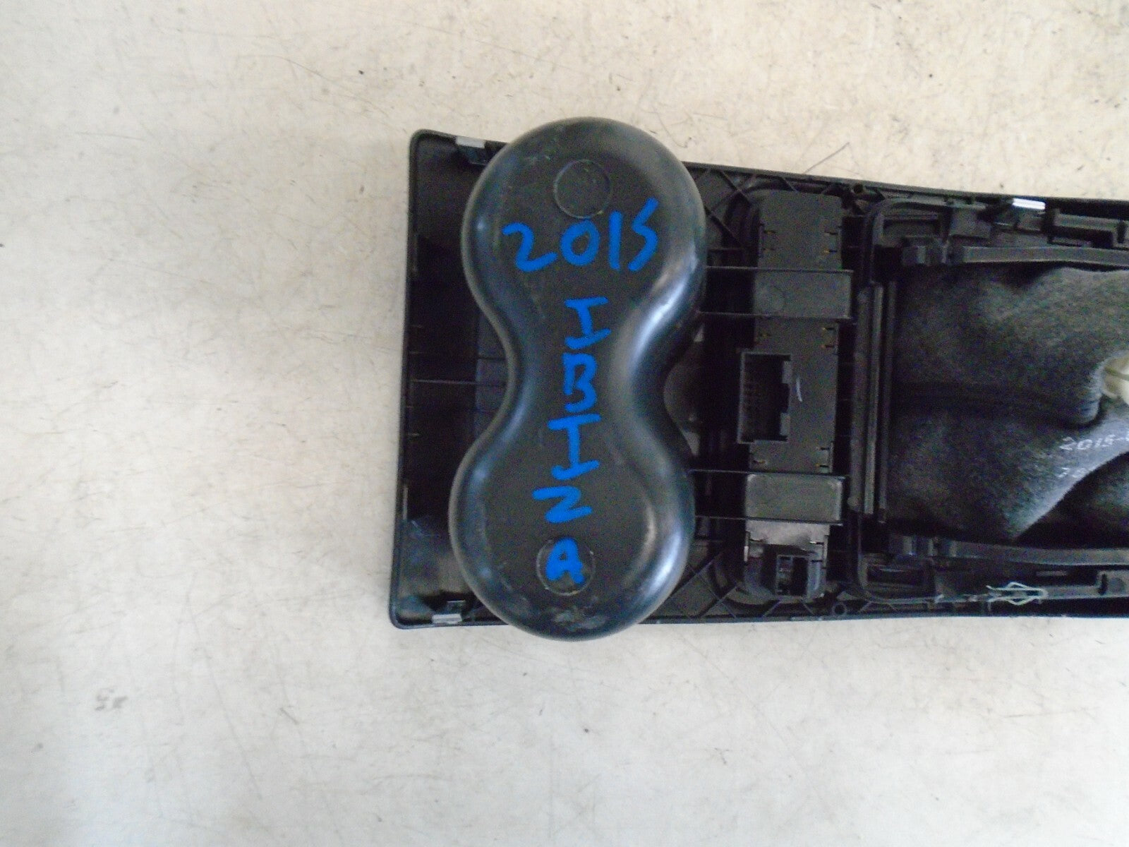 SEAT IBIZA 2015 MK4 6J 5DR CENTRE CONSOLE WITH GEAR KNOB GAITER LEATHER