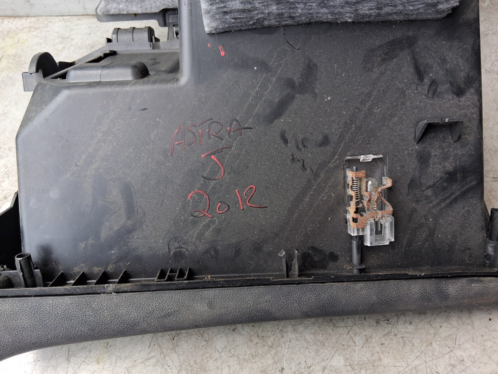 2012 VAUXHALL ASTRA J GLOVE BOX FRONT STORAGE COMPARTMENT 13262608