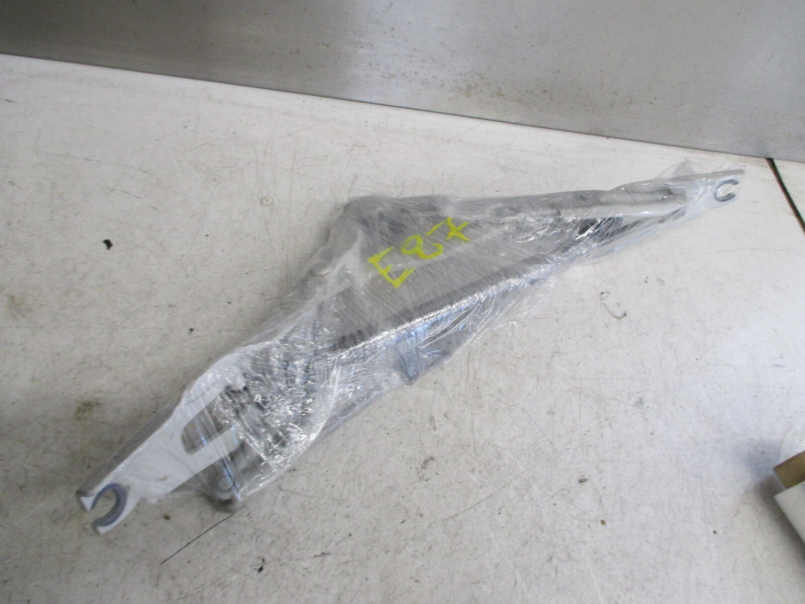 BMW 1 SERIES E87 2013 REAR TAILGATE BOOTLID BOOT HINGES 7166751 7166752