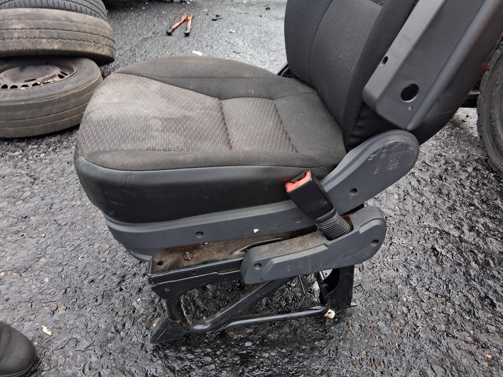 2021 PEUGEOT BOXER MK3 OSF DRIVER SIDE FRONT RIGHT COMPLETE FABRIC SEAT & BASE