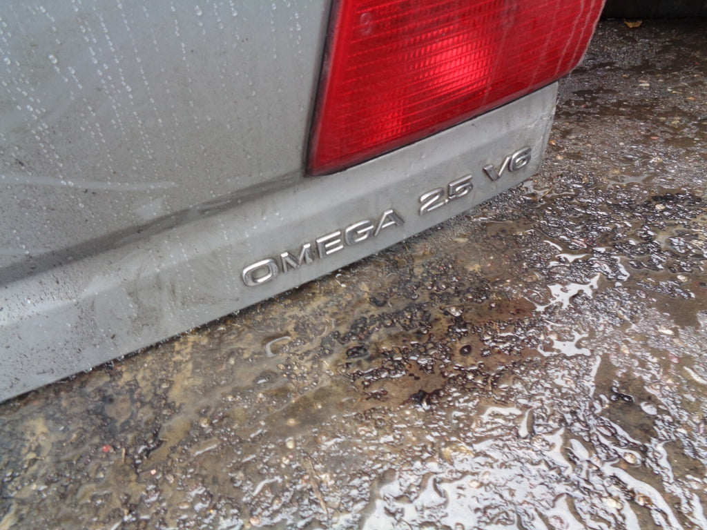 VAUXHALL OMEGA B 2005 SALOON COMPLETE TAILGATE BOOTLID SILVER