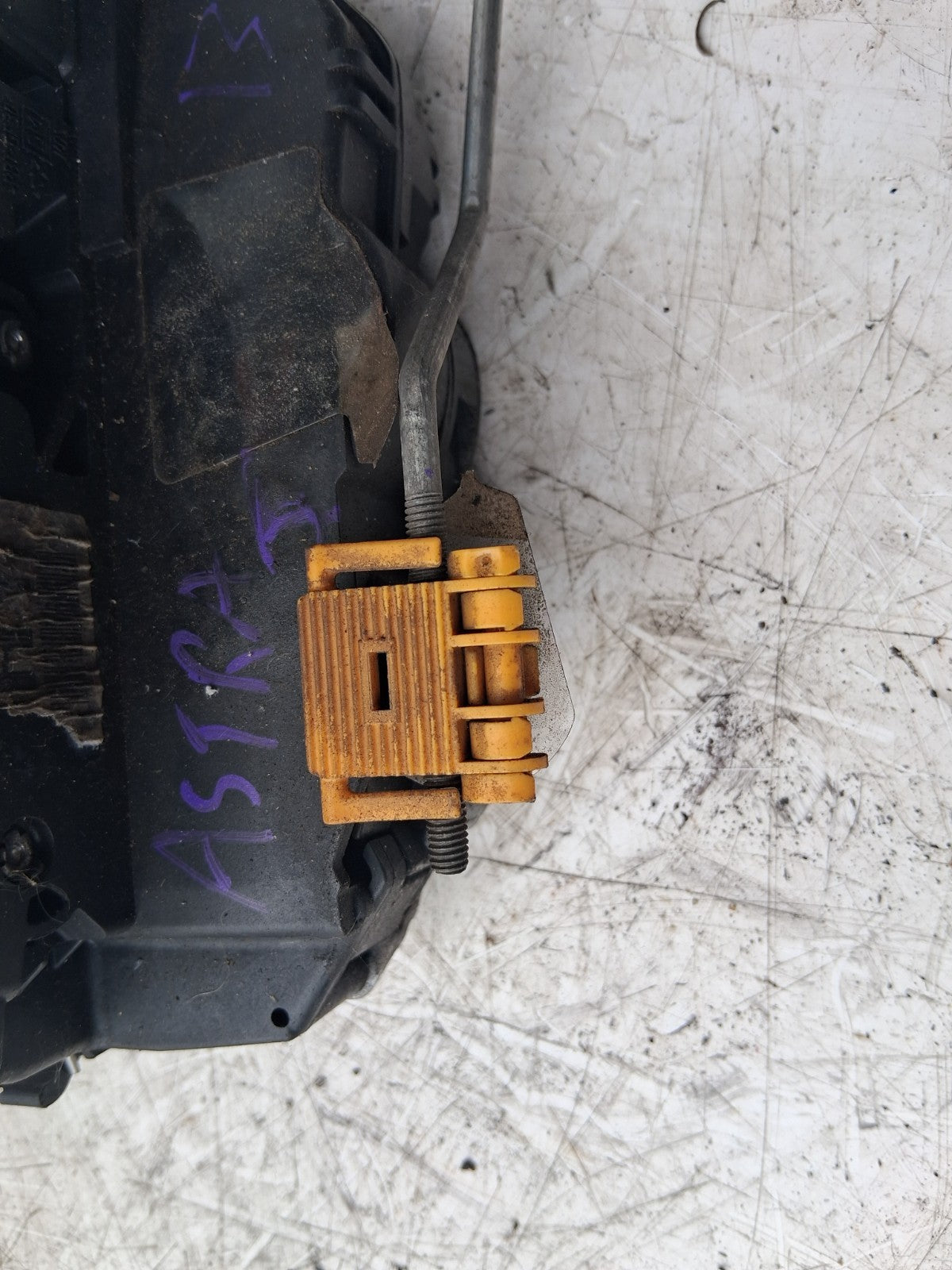 2013 VAUXHALL ASTRA J NSF PASSENGER SIDE FRONT LEFT DOOR LOCK MECHANISM 3023881