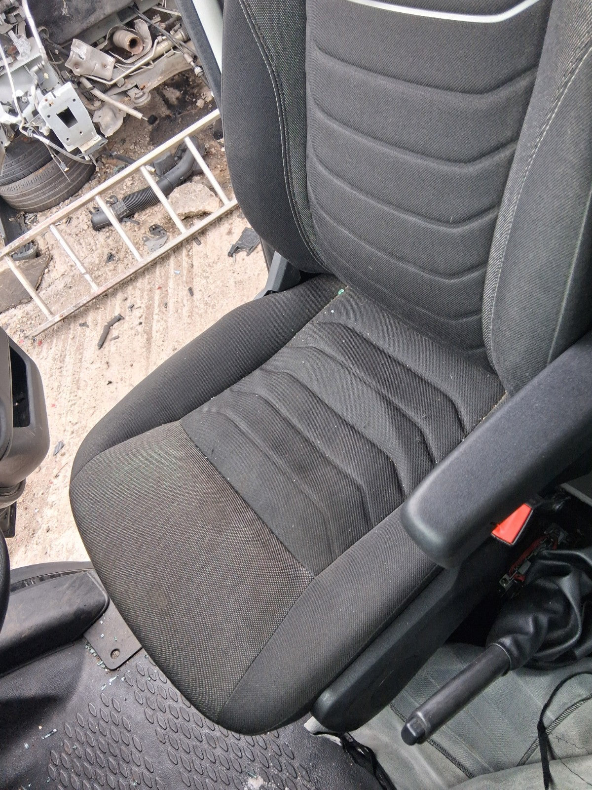 2023 IVECO DAILY MK6 70C21b OSF DRIVER FRONT AIR SUSPENSION SEAT WITH ARM REST