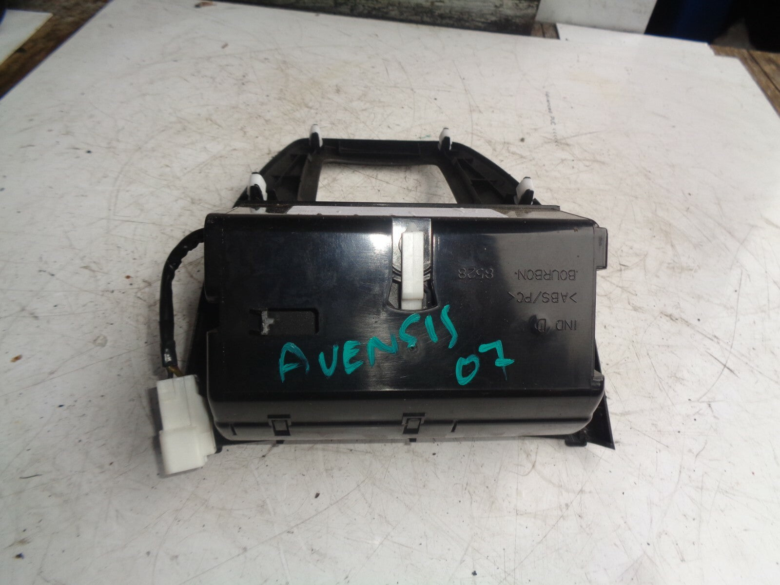 TOYOTA AVENSIS MK2 T250 2007 2.2 D4D DIESEL CENTRE CONSOLE SURROUND TRIM