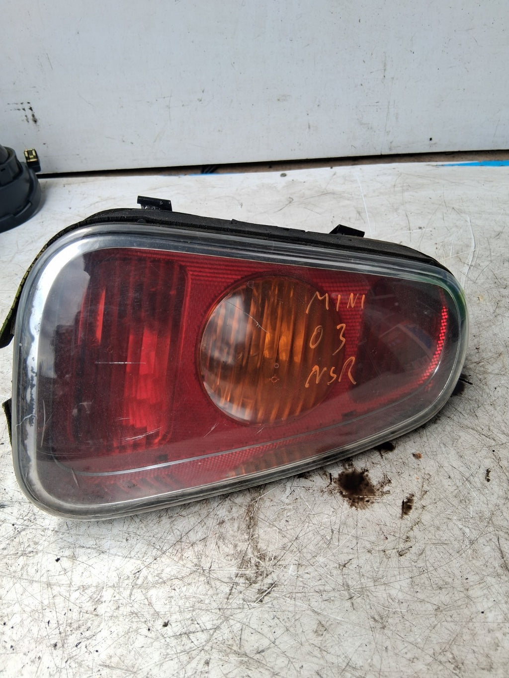 2003 MINI NS PASSENGER SIDE REAR TAILGATE LIGHT 89023373