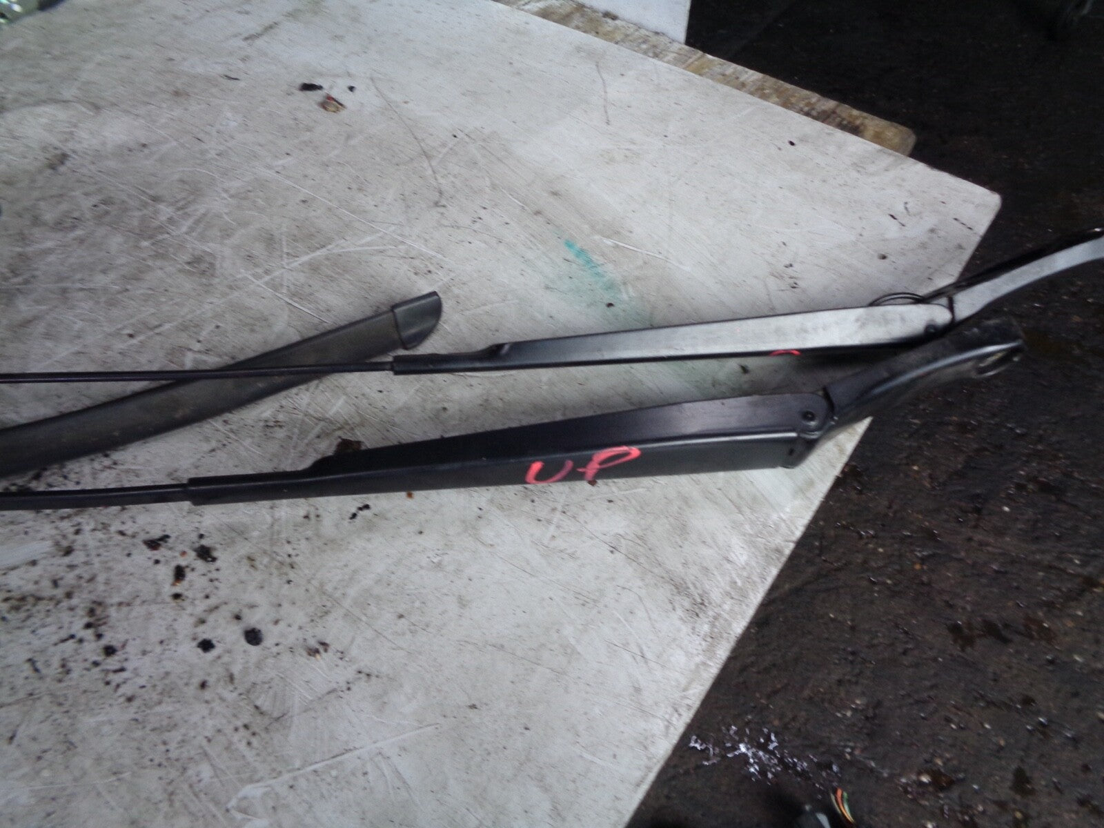 VW VOLKSWAGEN UP 2017 FRONT WIPER ARM PAIR 1S2 955 409