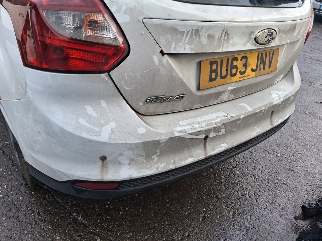 2013 FORD FOCUS MK3 HATCHBACK REAR COMPLETE BUMPER WITH SENSORS FROZEN WHITE Z2
