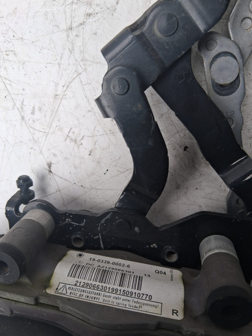 2015 MERCEDES BENZ W204 C CLASS OS DRIVER SIDE BONNET ACTUATOR FRONT A2129066301